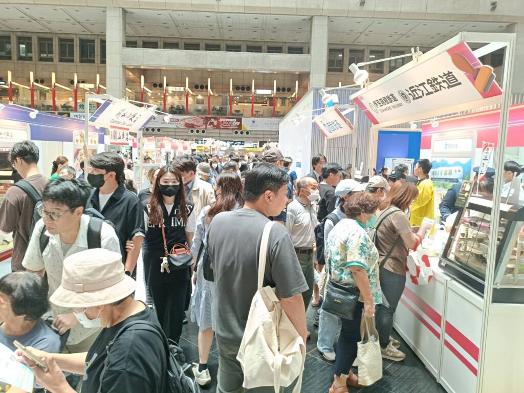 ▲大量民眾擠進會場搶購各式便當。(記者 辛澎祥/攝)
