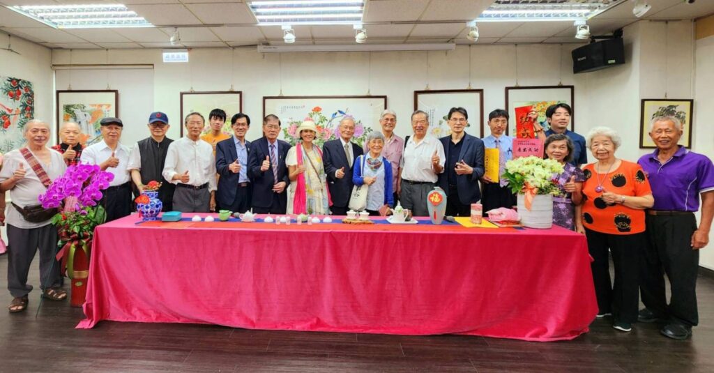 ▲開幕式後,王阿勉理事長與出席活動貴賓暨多位書畫家,以大合照留下歷史見證,場面相當熱烈。(記者 辛澎祥/攝)