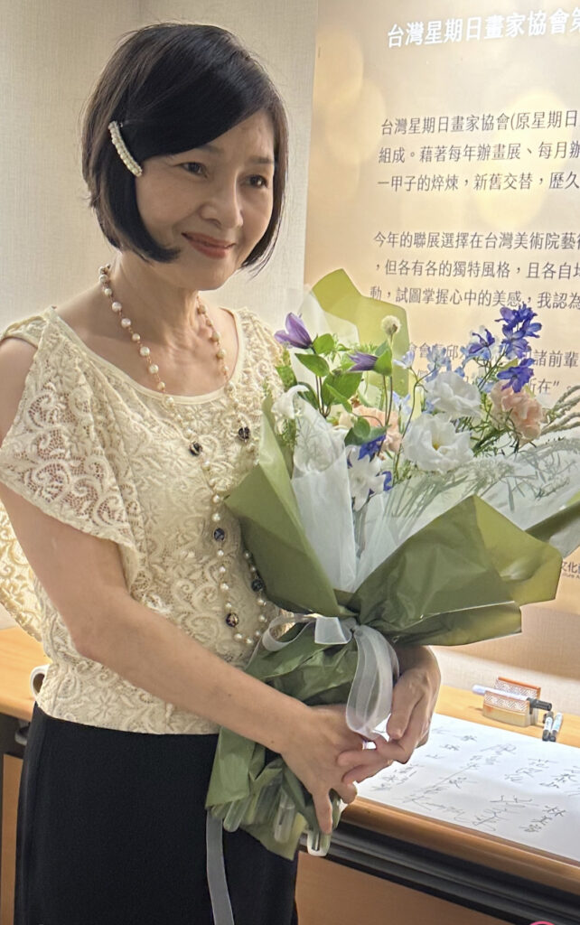 ▲黃碧朱老師從花藝創作出發,涵蓋了油畫、水彩及複合媒材的表現手法,展現其特立的創作風格,備受正面評價。(圖/黃碧朱 提供)