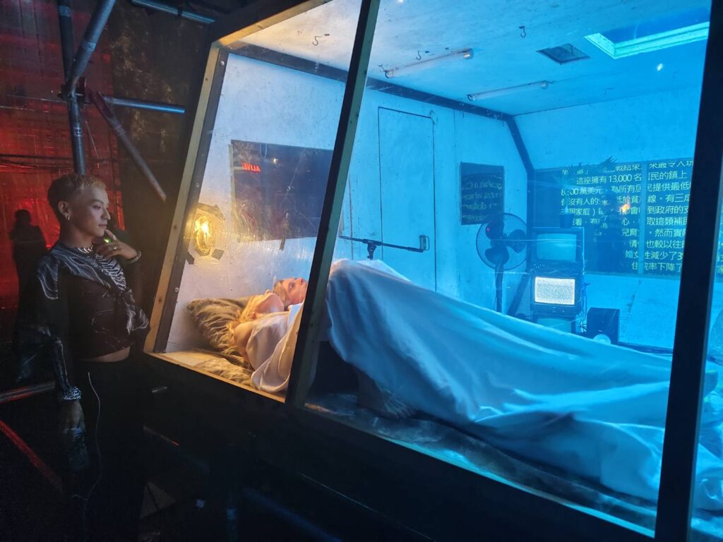 觀眾可以隨意走動,看到現場正發生的事,此時小房間內男女演員正在演戲,是觀者或是被觀者?似乎也引導觀眾成為社會實驗的一部分。(記者 陳安婷/攝)