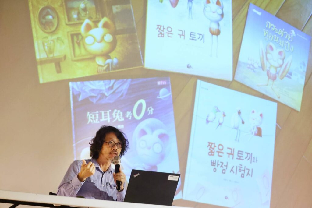 ▲繪本作家在現場為同學們說明繪本創作的技巧與優點。(圖/文化部 提供)