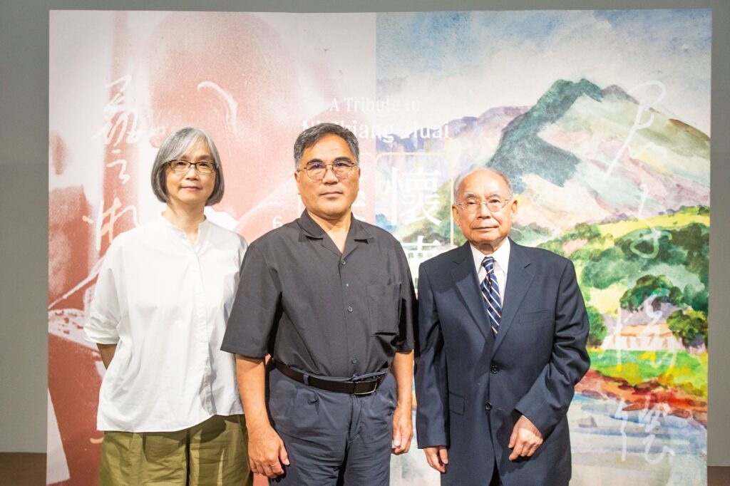 倪蔣懷家屬代表倪侯仁先生(右起)、北美館代理館長劉得堅(中)、策展人廖春鈴(左)於「懷德樂美：倪蔣懷紀念展」開幕典禮合影。(圖/臺北市立美術館提供)