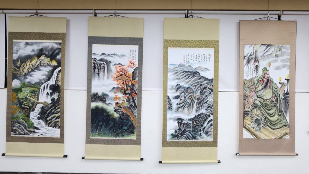 ▲王阿勉老師的水墨畫作品,從山水的筆觸到人物的描繪,展現出畫境之美。(記者 辛澎祥/攝)