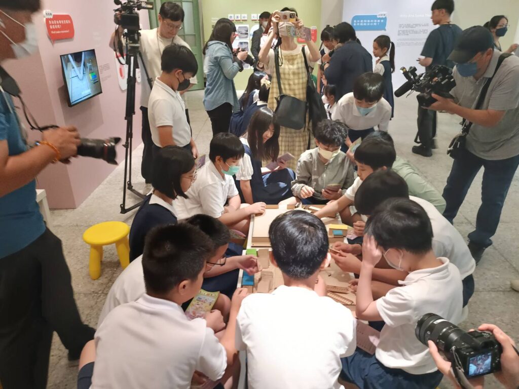 ▲大小朋友們藉由遊戲交流,場面熱烈。(記者 辛澎祥/攝)