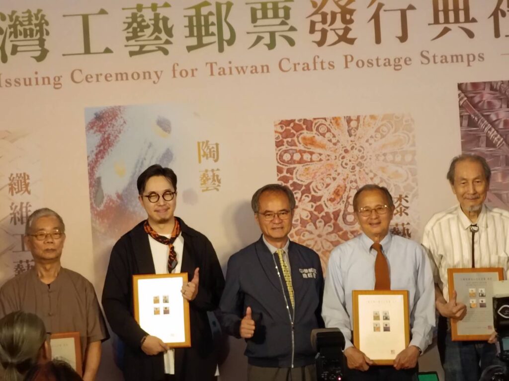 ▲中華郵政總經理江瑞堂(中)與四位人間國寶工藝家的後代開心合影留念。(記者 辛澎祥/攝)