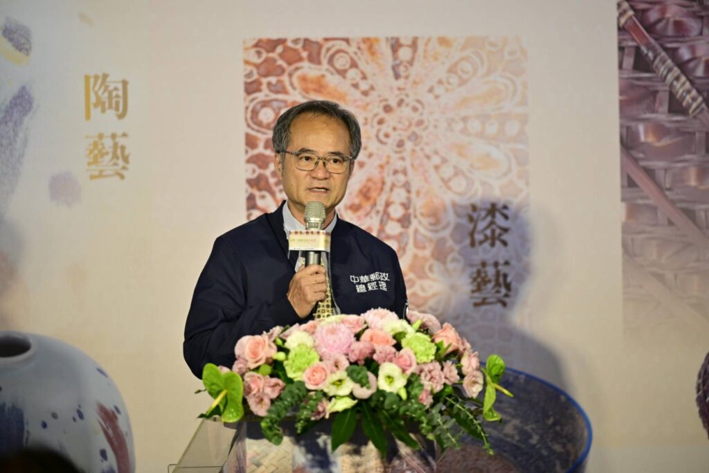 ▲中華郵政公司總經理江瑞堂說明了歷年來中華郵政發行工藝郵票的過程,並認為臺灣工藝郵票的發行,將帶給國人一個新的體驗。(記者 辛澎祥/攝)