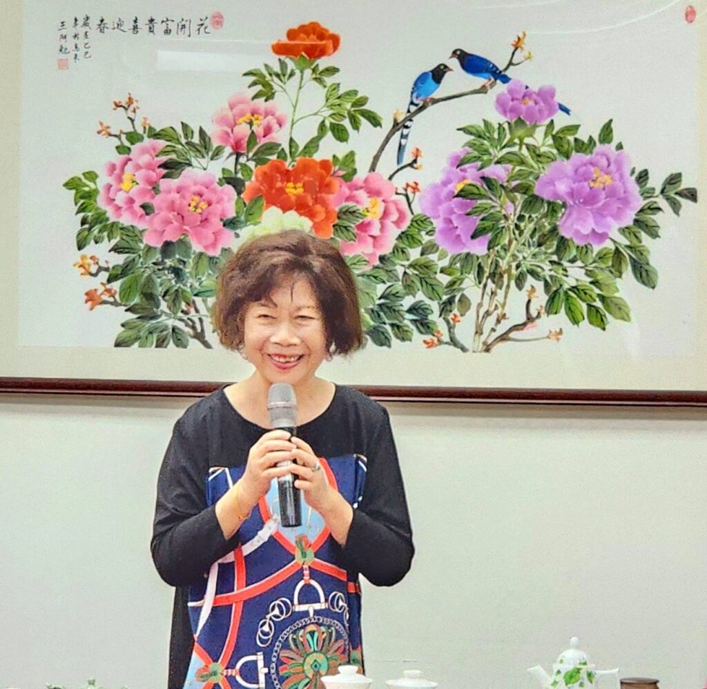 ▲周澄文教藝術基金會董事長李順惠女士,認為王阿勉老師的畫作如人,藝術與為人都表現得淋漓盡致。(記者 辛澎祥/攝)