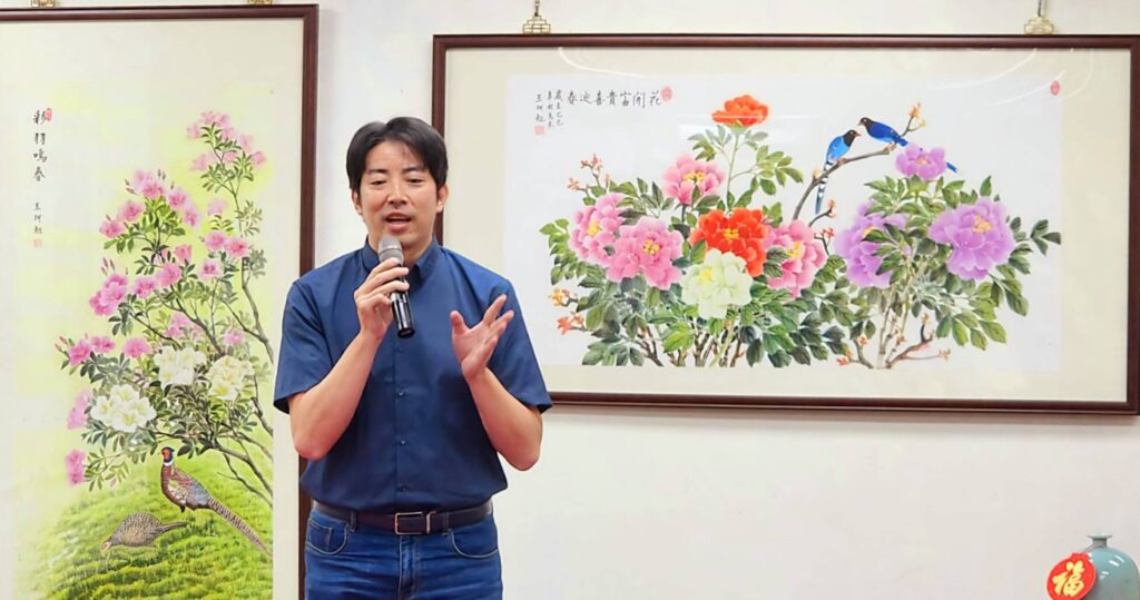 ▲知名水墨畫家黃中泰老師,強調與王阿勉老師是亦師亦友的情誼,兩人維持稹密藝術互動,默契十足。(記者 辛澎祥/攝)
