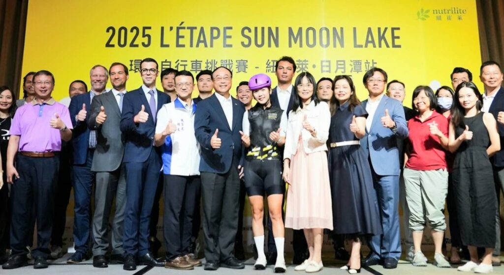 ▲出席發佈會活動的相關單位代表與騎手開心合影留念。(記者 辛澎祥/攝)