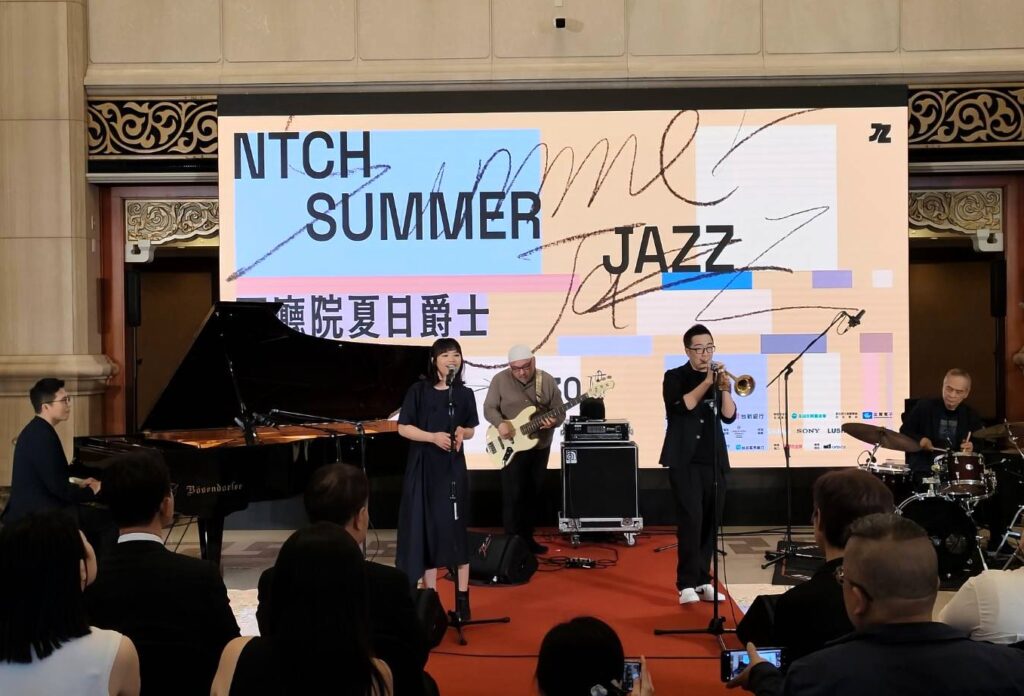 爵士五重奏(右起)黃瑞豐、魏廣晧、Toru Hayakawa 早川徹、羅妍婷、曾增譯現場演出,令眾人叫好。(記者 陳安婷/攝)