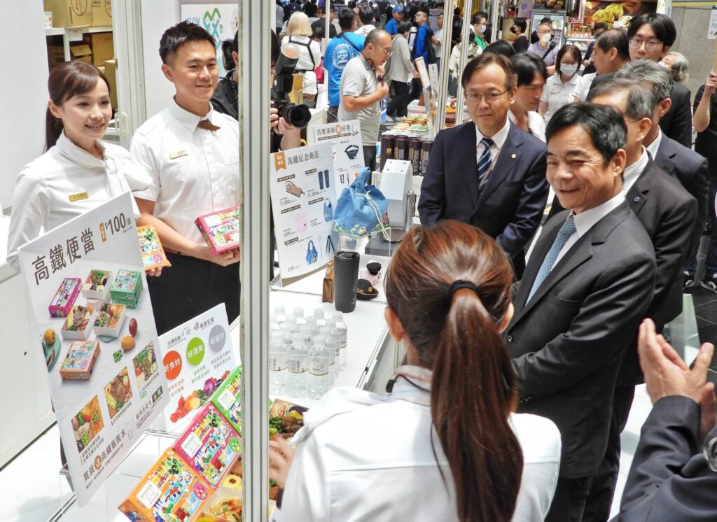 ▲中日便當業者行銷便當與周邊產品,場面熱烈。(記者 辛澎祥/攝)