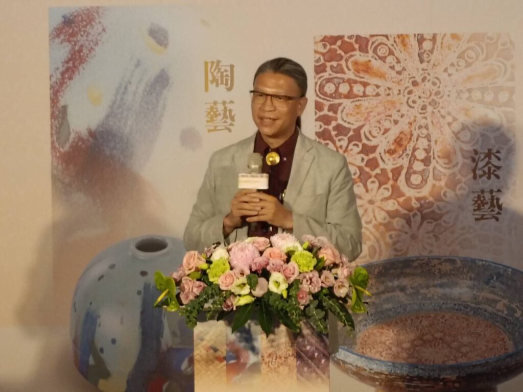 ▲工藝中心主任陳殿禮致詞時表達對與中華郵政合作發行工藝郵票,是對工藝界的一大鼓勵與榮譽。(記者 辛澎祥/攝)