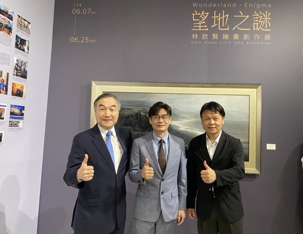 黃國榮副市長(左)盛讚林欽賢(中)為臺中之光。(圖/文化局提供)