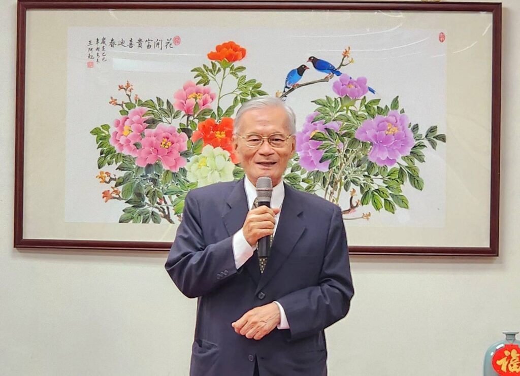 ▲前警政署長王進旺在開幕式上致詞時表示,王阿勉老師作品所呈現的畫境之美,讓人驚豔。(記者 辛澎祥/攝)