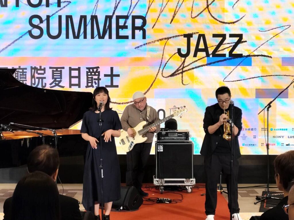 「輕鬆自在場」由金音獎爵士才女羅妍婷(左)策畫演出。(記者 陳安婷/攝)