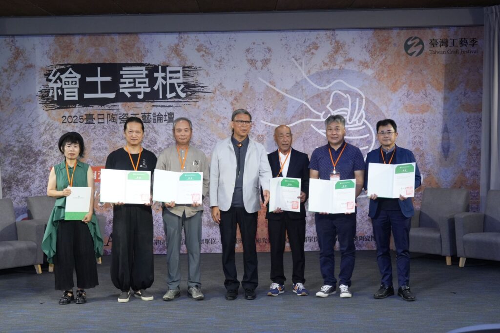 工藝中心陳殿禮主任(中)頒發「繪土尋根－陶瓷工藝人才培訓營」授課聘書予左起許明香、吳明儀、許朝宗、日本池田富士夫、蘇正立及許旭倫等工藝師。 (1)