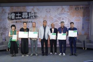 工藝中心陳殿禮主任(中)頒發「繪土尋根－陶瓷工藝人才培訓營」授課聘書予左起許明香、吳明儀、許朝宗、日本池田富士夫、蘇正立及許旭倫等工藝師。 (1)