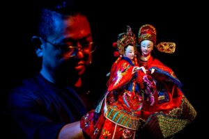 《浪漫劍客葉不凡》改編自李天祿先生30年前所創作的《巧遇姻緣》，由動見体劇團藝術總監兼團長符宏征及集藝戲坊創辦人黃僑偉重新製作。（臺北表演藝術中心提供）