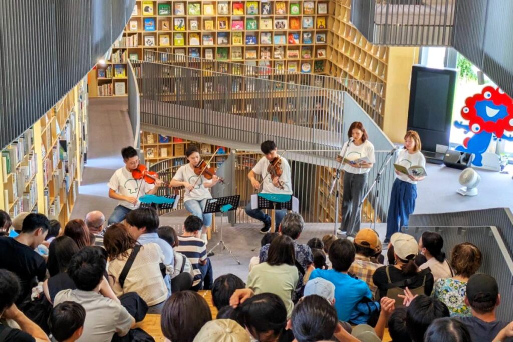 《室內樂feat.讀繪本演出》由巴雀藝術的弦樂三重奏，搭配繪本朗讀，混合著臺日童謠，讓現場觀眾融入故事、音樂的情境中。(圖/文化部提供)