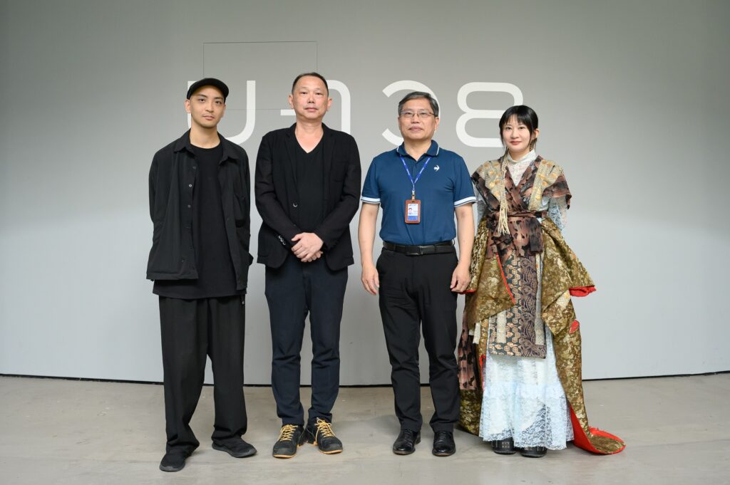 「虛迷山」展覽開幕式，國立臺灣美術館副館長汪佳政(右二)與藝術家姚瑞中(左二)、郭一(左一)、Meuko Meuko合影。（圖/國立臺灣美術館提供）