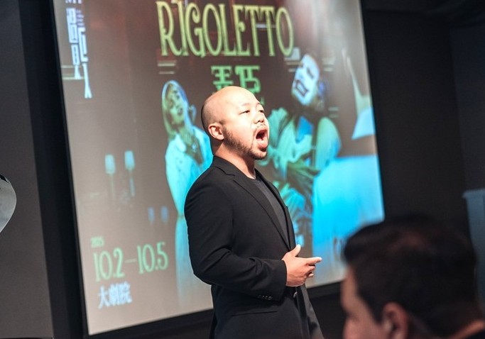 活躍於世界重要歌劇舞台的臺灣男高音黃亞中，特別受邀回臺參與2025 NTT遇見巨人—威爾第歌劇《弄臣》，飾演風流的曼托瓦公爵。