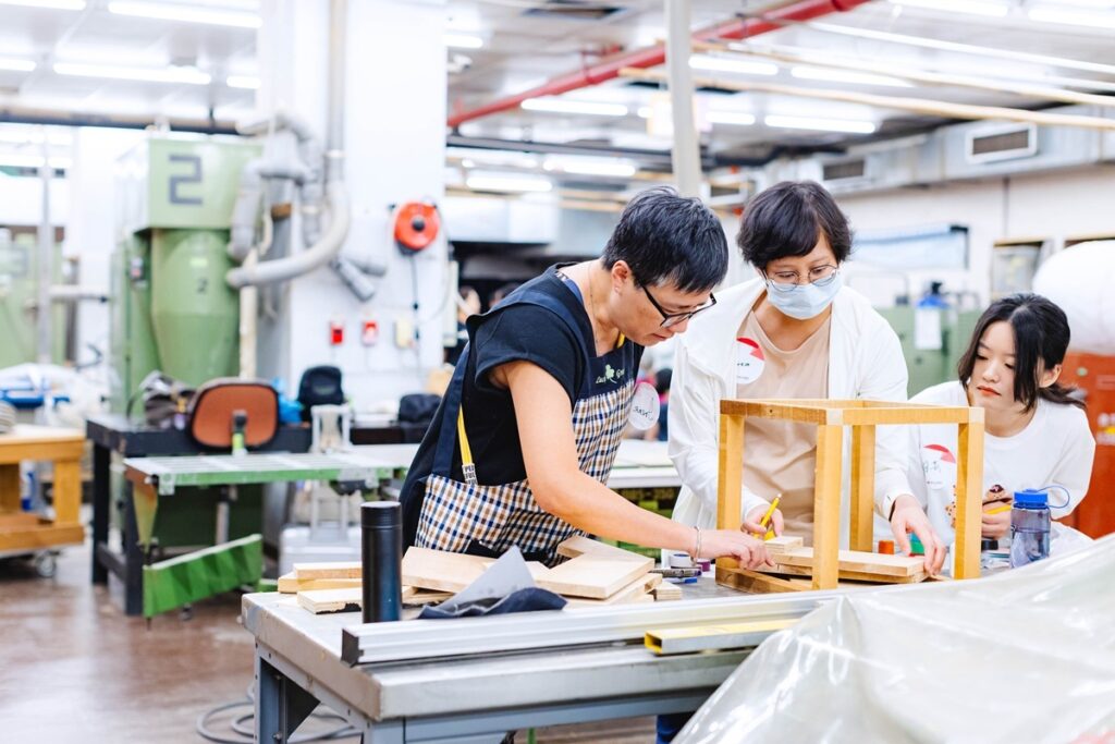 青銀共創計畫今年跳脫藝術演出的形式，以實體製作為主，讓參與者以更具體的共創模式中溝通彼此的生命經驗。（圖/周嘉慧攝）