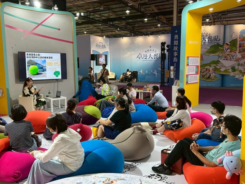 文學書區20場跨域活動-「孩子教我們的事」,羅怡君分享如何用小說解除人生成長痛苦。(圖/文化部提供)