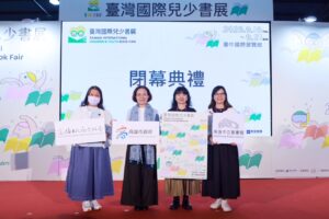 文化部政務次長李靜慧（右2）與2026年臺灣國際兒少書展主題城市「高雄市」代表合影。