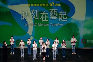 歌劇院10週年起跑茶會_臺中國家歌劇院藝術總監邱瑗（中）領軍8個部門經理，宣告10週年系列活動正式起跑。©臺中國家歌劇院，攝影：李建霖、陳建豪