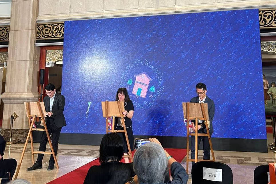 文化部魏秋宜司長（中）、北市聯醫神經內科與失智症中心主任劉建良（左）、經濟部郭肇中司長共演繪畫儀式。（圖/NSO提供）