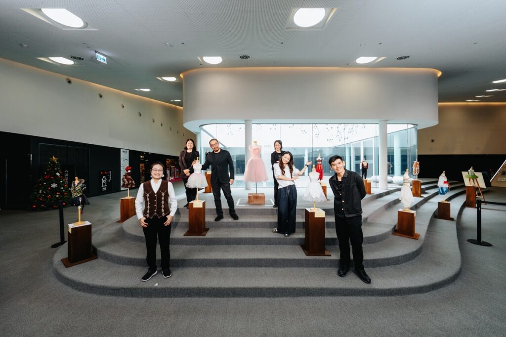 指揮家張尹芳；製作顧問周書毅；編舞、編劇葉名樺；藝術總監簡文彬；北藝大劇場設計學系主任曹安徽；藝術顧問、服裝製作顧問林璟如大合照。衛武營