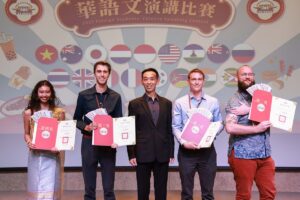 「2025外籍學生華語文演講比賽」館長王蘭生與前四名得主(左起)第四名高彤紅（泰）、第三名貝庭笙（美）、第一名溫柯橋（美）、第二名張坤（美）