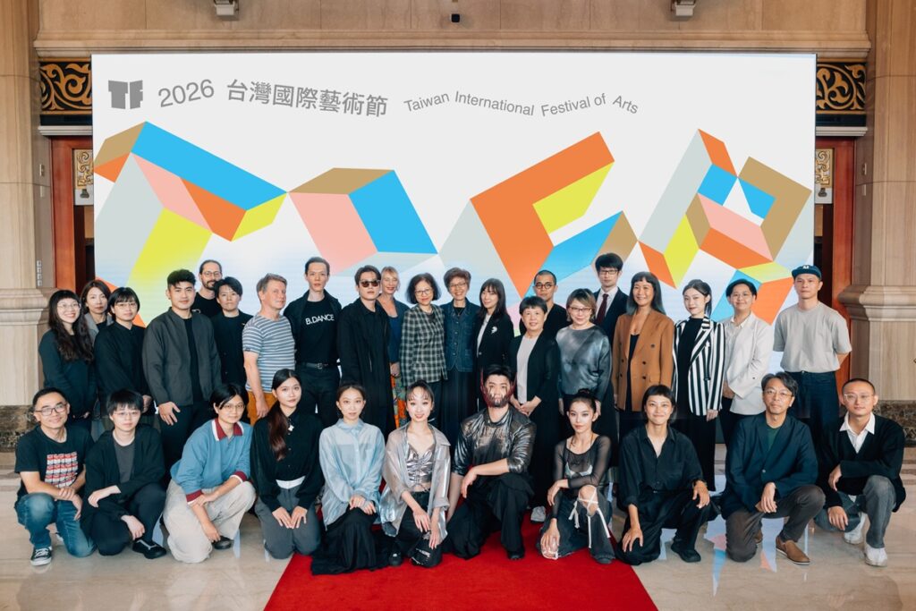 大合照_國家兩廳院藝術總監劉怡汝、2026TIFA台灣國際藝術節演出團隊及合作夥伴（請註明：國家兩廳院提供，攝影 蔡耀徵）_2026TIFA台灣國際藝術節宣告記者會照片