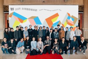 大合照_國家兩廳院藝術總監劉怡汝、2026TIFA台灣國際藝術節演出團隊及合作夥伴（請註明：國家兩廳院提供，攝影 蔡耀徵）_2026TIFA台灣國際藝術節宣告記者會照片