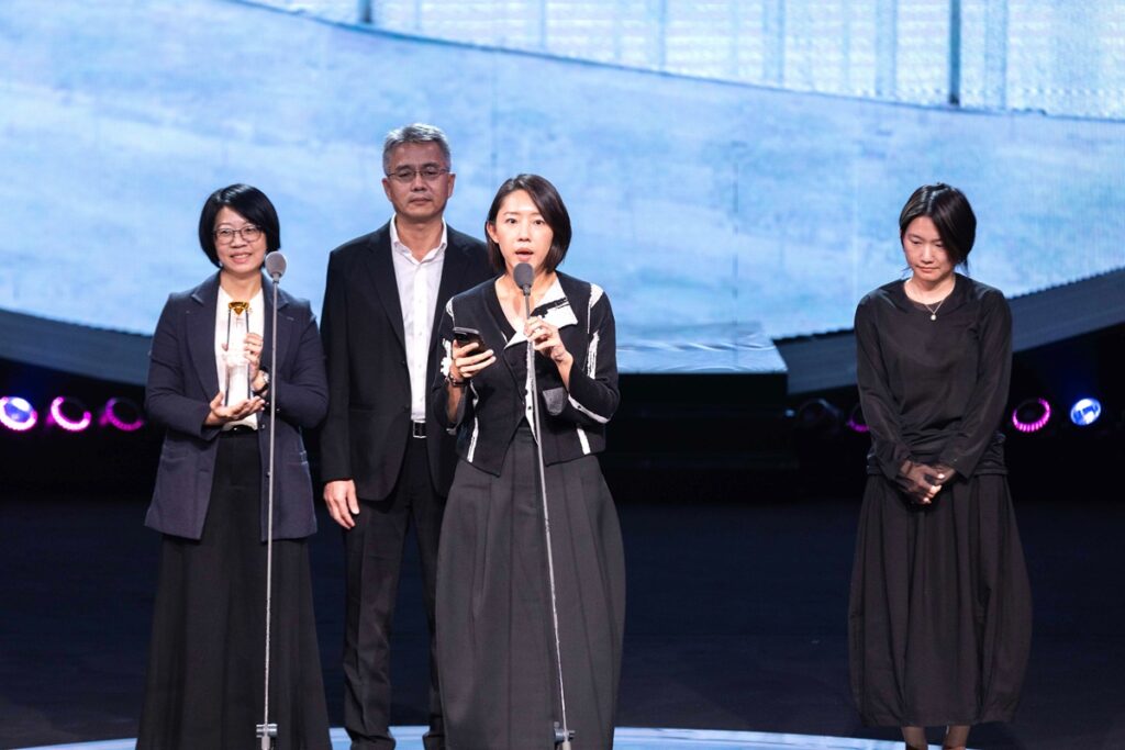臺中市立美術館館長賴依欣、臺中市立圖書館館長曾惠君、臺中市新工處總工程司廖國雄及SANAA事務所駐地設計代表何嘉珍出席領獎。(圖/中美館提供)