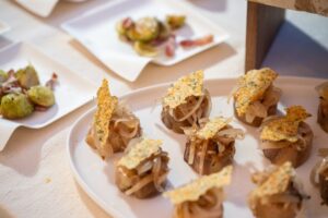 成果活動以「紙感餐會」為亮點，藉由可食用紙為元素，呈現紙材在永續設計與跨界應用上的多元可能。（圖：烏來馬告香料雞腿捲，佐以可食用的蔥紙入菜。）