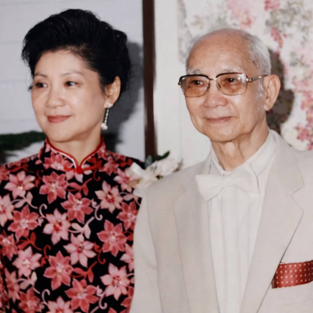 ▲年輕時候是個大美女的李中華(左)和書法家的父親李超哉,多次的國內外父女書畫聯展,在藝術界傳為佳話。(圖/李中華 提供)