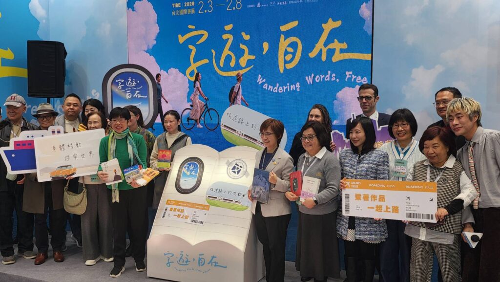 ▲與會出版商、作家及參展代表共聚一堂，合力為推動文學叢書及活動「字遊，自在」的樂趣。（記者 辛澎祥/攝）