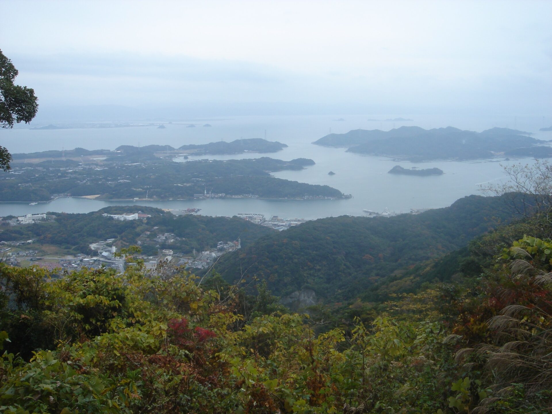 三角岳から見る　三角港