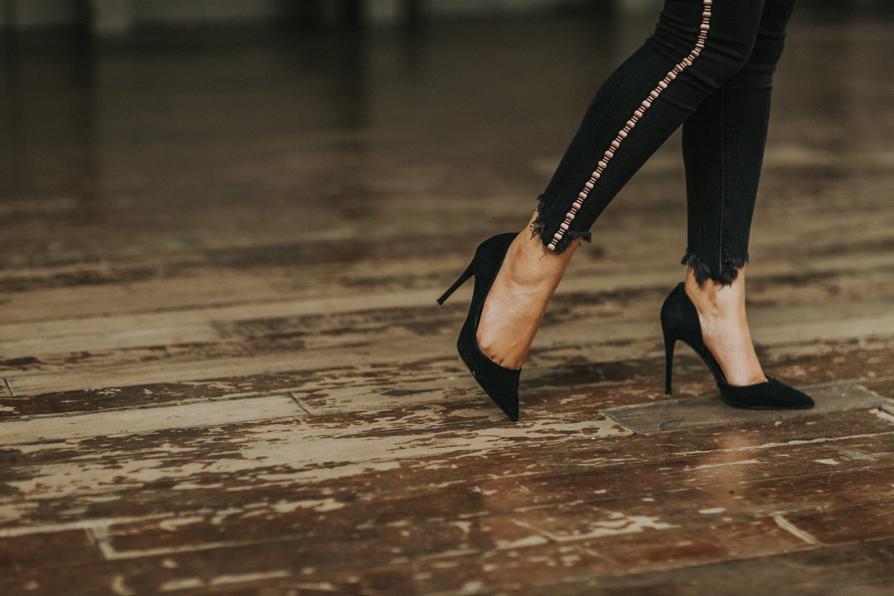 What are the benefits of wearing high-heeled shoes for women? Why are they  so popular now? - Quora