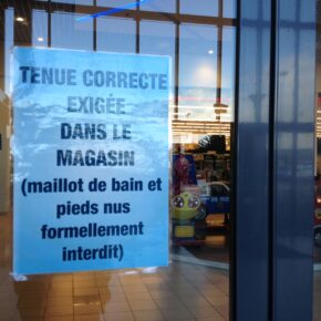 ARGELèS-sur-MER : Au coeur de l'hiver, l'hypermarché Intermarché interdit l'accès aux clients qui débarquent... en maillot de bain et pieds nus !