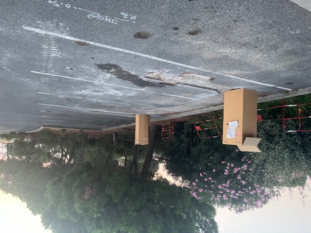 Port-Argelès (Avenue Eric Tabarly)/ Record : bientôt deux mois que deux misérables places de parking sont en travaux... et bloquent pour partie le stationnement estival
