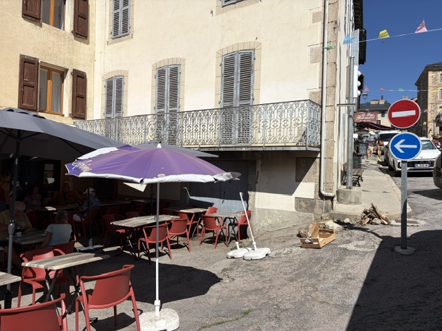 Mont-Louis/ Tchin-tchin : la signalisation routière municipale conduit... au bistro !