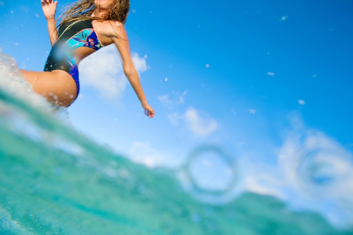 「POP SURF - 玻里尼西亞故事」性感剪裁展現女孩性感曲線