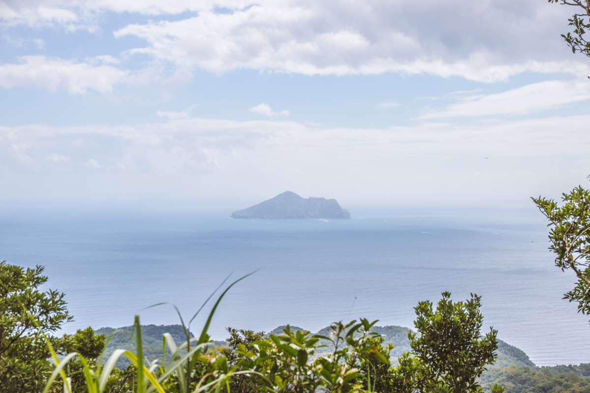 坪溪古道觀景台上可以眺望龜山島