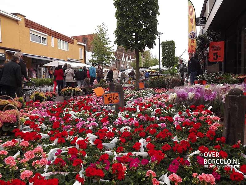 Foto’s: mooi weer zorgt voor gezellige bloemenmarkt