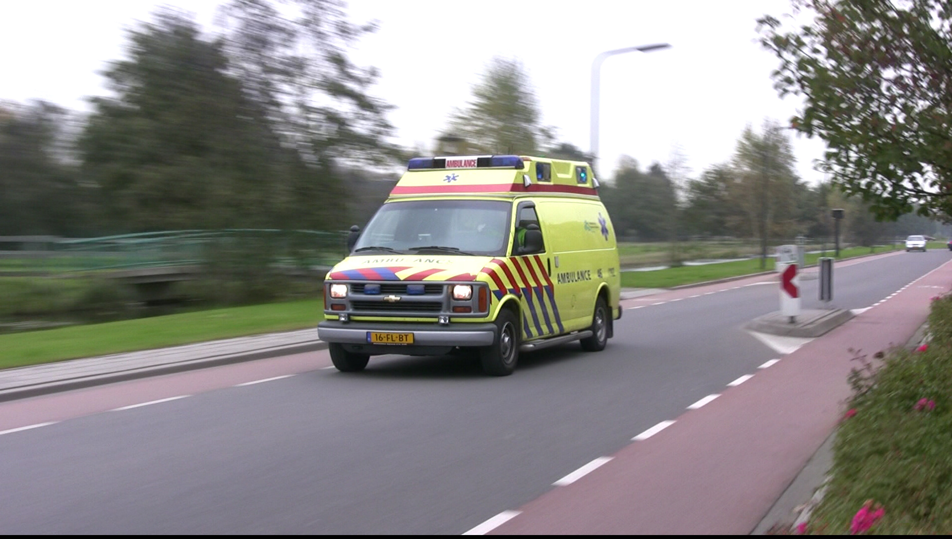 Ambulance Man (28) botst op boom bij inhaalmanoeuvre