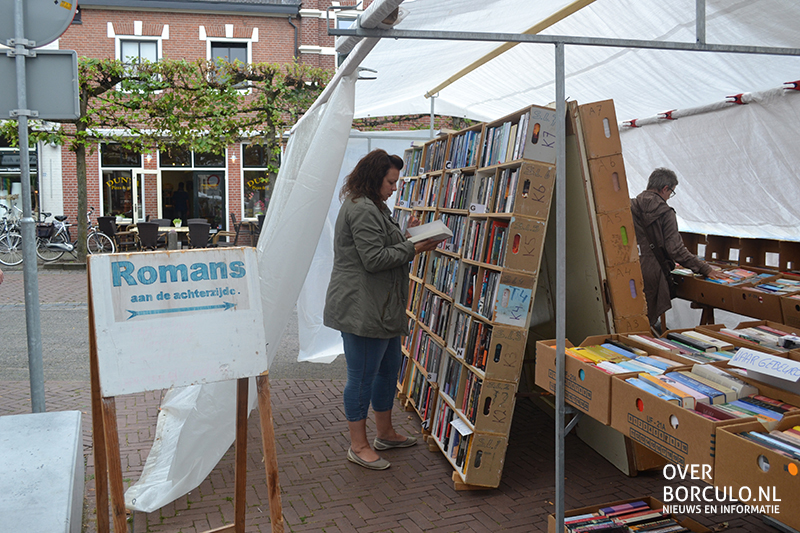 051 Foto’s: Gezellig Jaarlijkse Boekenmarkt