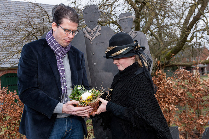 Burgemeester krijgt eerste ganzenei aangeboden