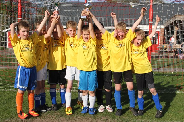 schoolvoetbal 2 104 Heerlijke sfeer bij schoolvoetbal bij v.v. Reünie